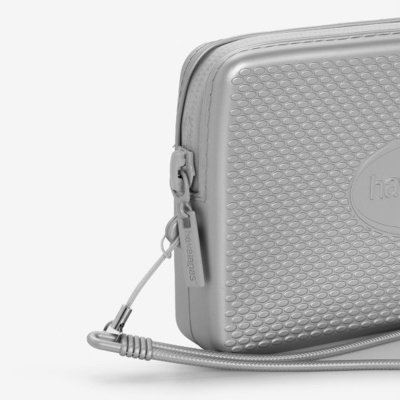 Mala cinzenta quadrada com padrão texturizado e fecho de correr Hama