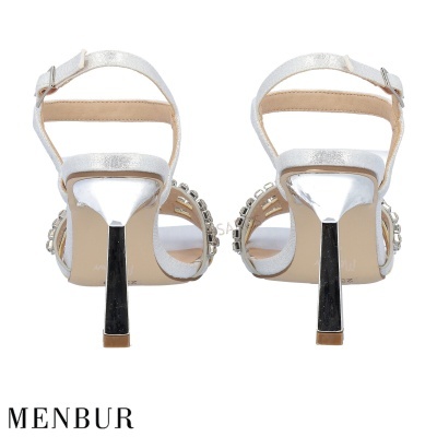 Sandálias prateadas de tacão alto com pérolas vistas de trás