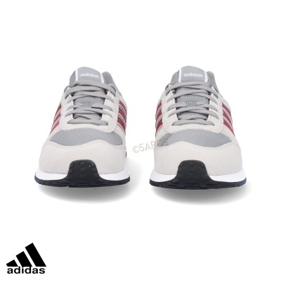 Par de sapatilhas Adidas cinza e bege com detalhes vermelhos e sola branca