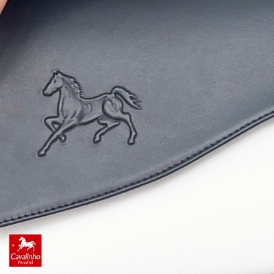 Couro cinza com relevo de cavalo e logotipo vermelho Cavalinho Portugal