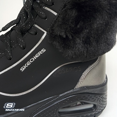 Tênis preto Skechers com tecido felpudo e sola preta com detalhes prateados