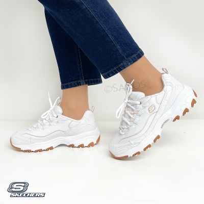 Ténis brancos Skechers com sola castanha e atacadores brancos