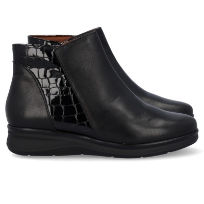 Botins femininos pretos com parte de couro liso e parte texturizada com padrão de croco