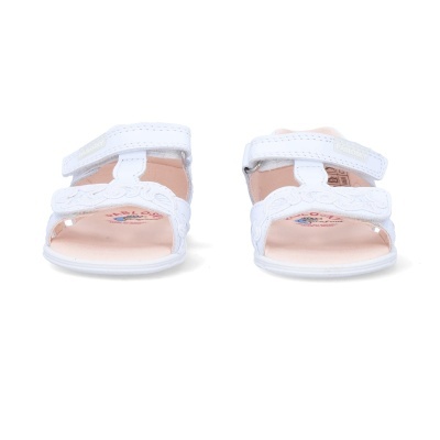 Sandálias brancas Pablosky para criança com correias em velcro e detalhes bordados.