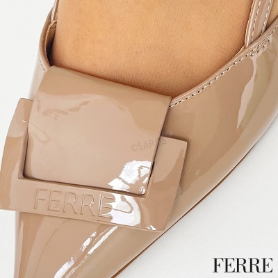 Sapato bege de verniz com aplique e texto FERRE