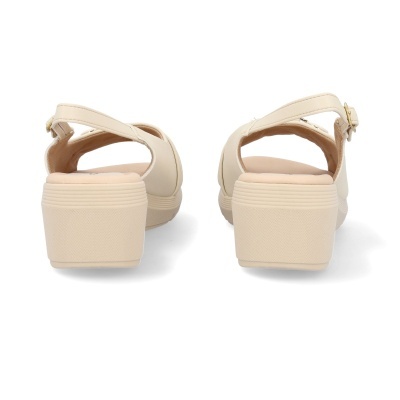 Sandálias de senhora bege com salto médio largo e fecho com fivela