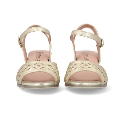 Sandálias douradas femininas com padrão recortado e tiras ajustáveis.