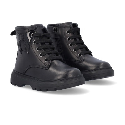 Botas pretas de couro com atacadores e fecho lateral