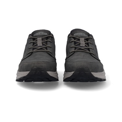 Par de sapatos masculinos castanho escuro SKECHERS vistos de frente