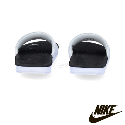 Chinelos Nike pretos e brancos sobre fundo branco com logótipo Nike