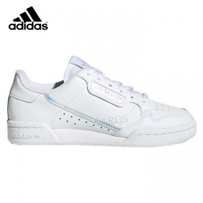 Ténis Adidas brancos em couro com detalhes prateados e sola branca