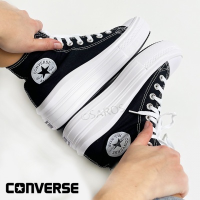 Ténis Converse All Star pretos com sola branca alta e logótipo visível