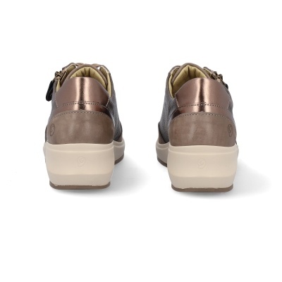 Sapatos de cunha castanho escuro e cobre metálico vistos de trás