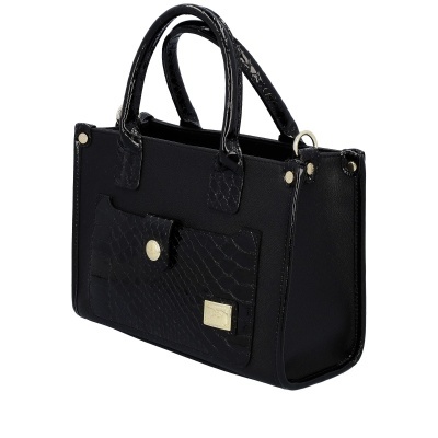 Mala de mão preta com bolso frontal padrão pele de cobra e detalhes dourados