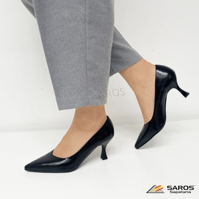 Sapatos pretos de salto médio com bico fino