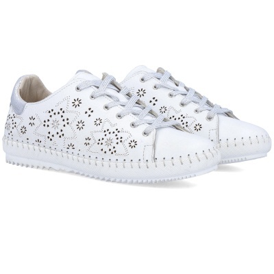 Sapatilhas brancas em pele com padrão perfurado e detalhe prateado