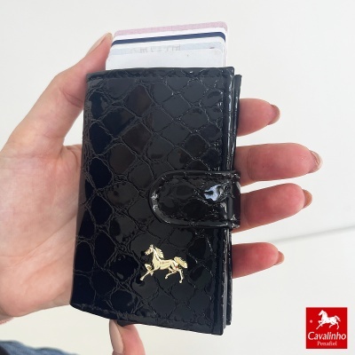 Carteira preta texturizada com logótipo dourado de cavalo