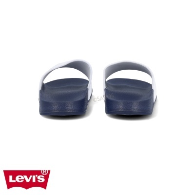 Chinelos Levi's azul escuro e branco com correia em fundo branco