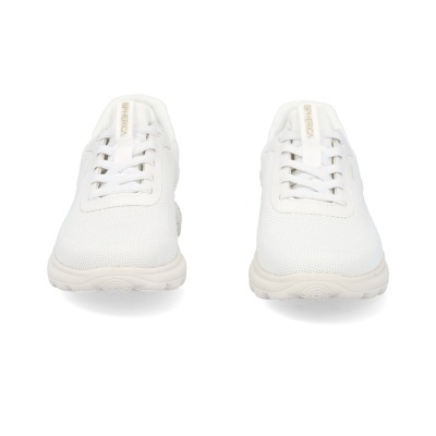 Par de sapatilhas brancas com atacadores e etiqueta SPHERICA.