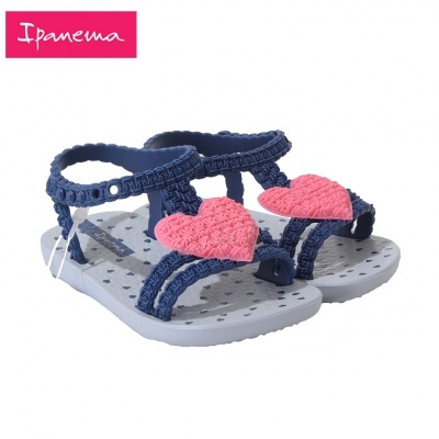 Sandálias infantis Ipanema com corações azuis e detalhe em crochê cor-de-rosa