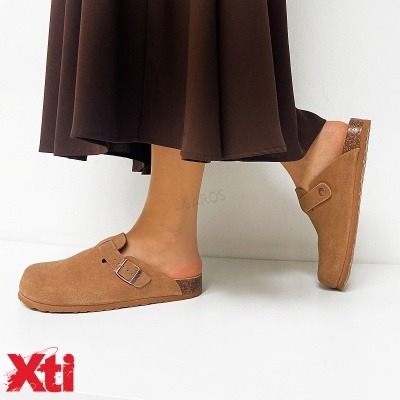 Chinelos castanhos tipo mule em camurça com fivela e sola castanha em fundo branco