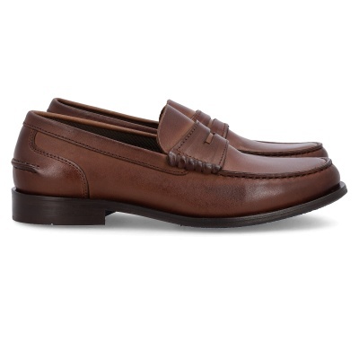 Sapatos castanhos de couro tipo mocassim com costura visível