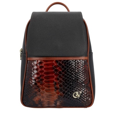 Mochila preta com frontal em padrão pele de cobra castanho e vermelho com logo dourado CV