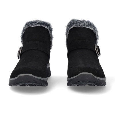 Botas pretas com peles cinzentas e fivela metálica
