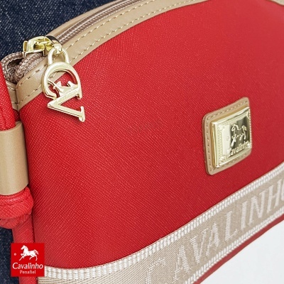 Bolsa vermelha com logo e detalhes dourados e bege