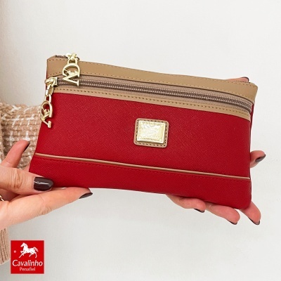 Carteira vermelha com detalhes bege e logo dourado Cavalinho Penafiel