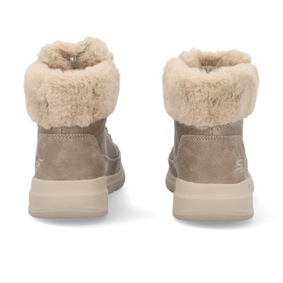 Botas castanhas claras com pelo sintético bege e logo S na parte de trás