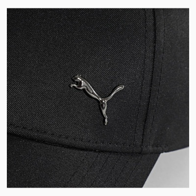 Boné preto com logo metálico prateado da Puma