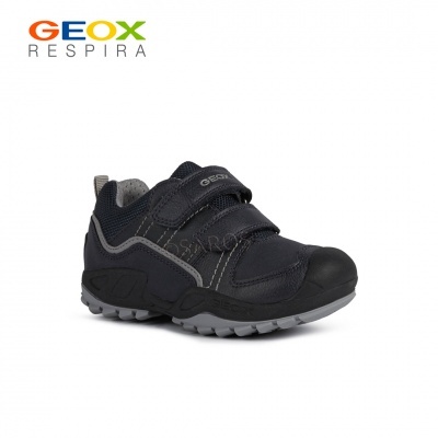 Sapatilha desportiva Geox preta com velcro e sola cinza.