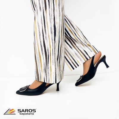Sapatos de salto médio pretos com fivela usada com calças de riscas verticais
