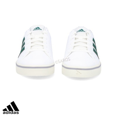 Ténis Adidas brancos com riscas verdes e logótipo na língua