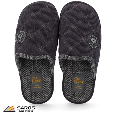 Chinelos masculinos pretos acolchoados com padrão xadrez e etiqueta COOl SLEEP