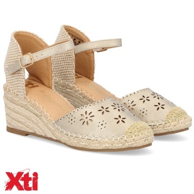 Sandálias bege tipo espadrille com salto cunha e recorte floral