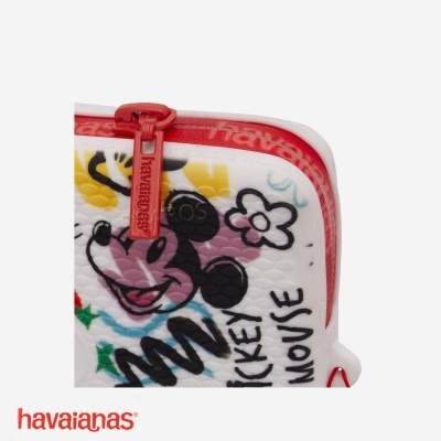Bolsa branca com desenho do Mickey Mouse e fecho vermelho havaianas