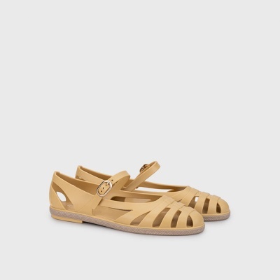 Sandálias amarelas femininas de plástico com tiras e fivela em fundo cinza