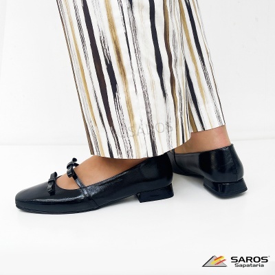 Sapatos pretos em couro brilhante com laço e calças com riscas verticais