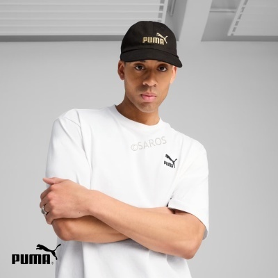 Homem com boné preto PUMA e t-shirt branca PUMA