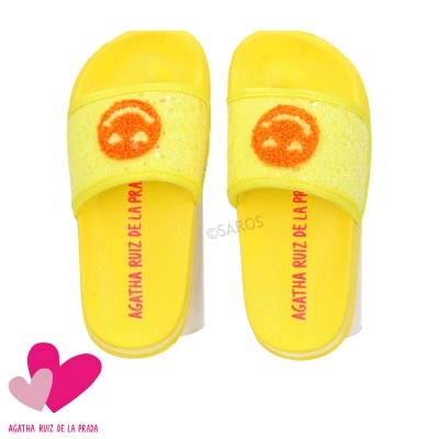 Chinelos de banho amarelos com smiley laranja e texto rosa no interior