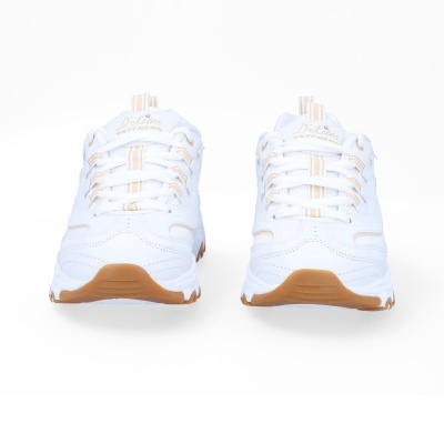 Par de sapatilhas brancas Skechers com detalhes em bege e sola castanha