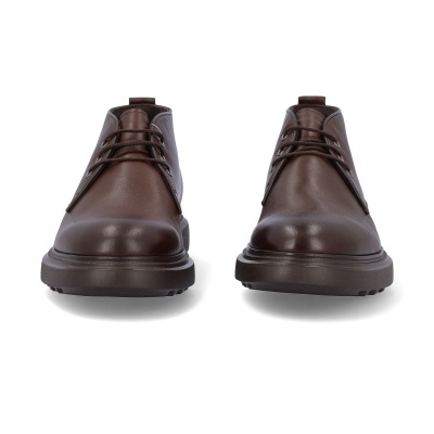 Botins masculinos castanhos em pele com atacadores e sola preta