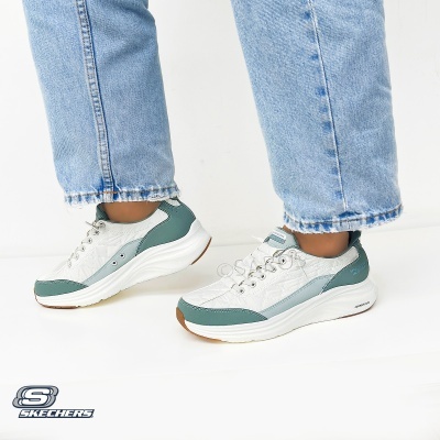 Ténis Skechers brancos com detalhes verdes e azul claro usados com calças de ganga azul claro