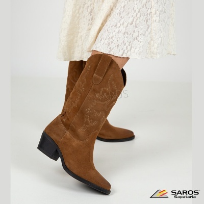 bota feminina castanha estilo cowboy em camurça com salto baixo preto