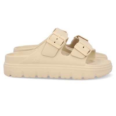 Sandálias bege claro com duas fivelas e sola grossa