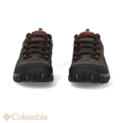 Par de sapatilhas Columbia castanhas e pretas com atacadores castanhos e sola preta em fundo branco