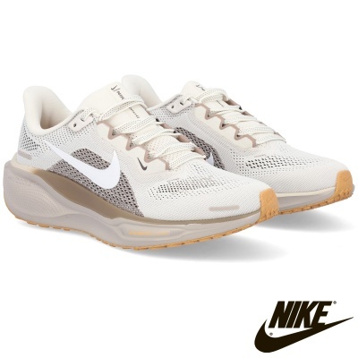 Sapatilhas desportivas Nike brancas e bege com sola clara em fundo branco