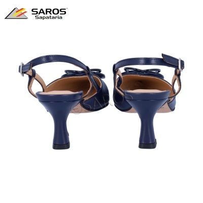 Sandálias azuis de salto médio com tira e laço, fundo branco, logótipo SAROS Sapataria